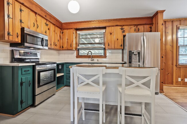 Building Photo - 2939 Hillhurst Dr