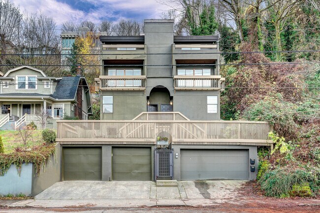 Front view. House is on the left. - 1604 Lakeview Blvd E