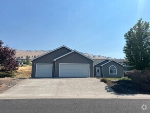 Building Photo - 5831 N Hills Dr