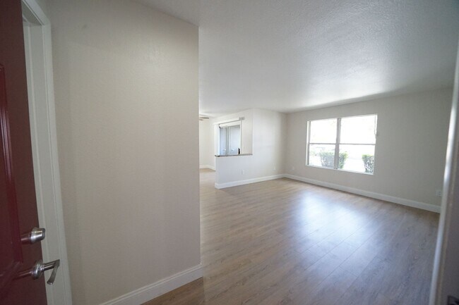 Foto del edificio - SHOWINGS AVAILABLE NOW