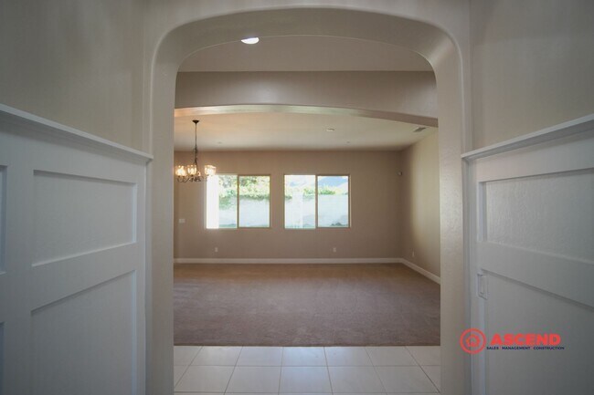 Building Photo - Beautiful 4 Bedroom Home In Olive Dr Area!
