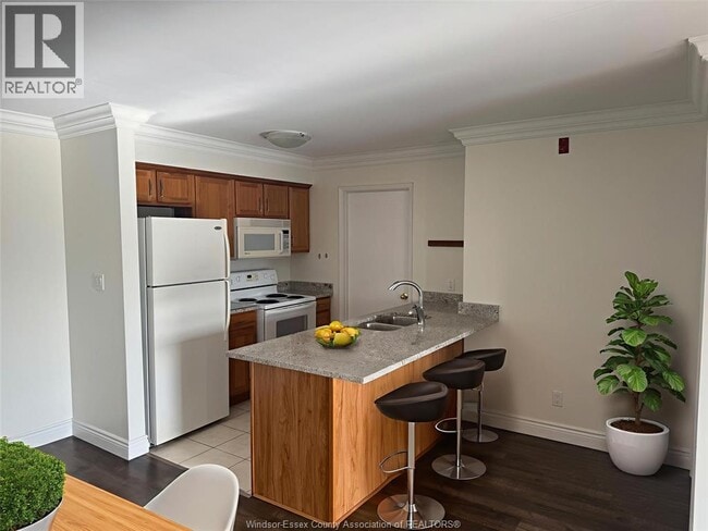 Building Photo - 5000 Wyandotte St E