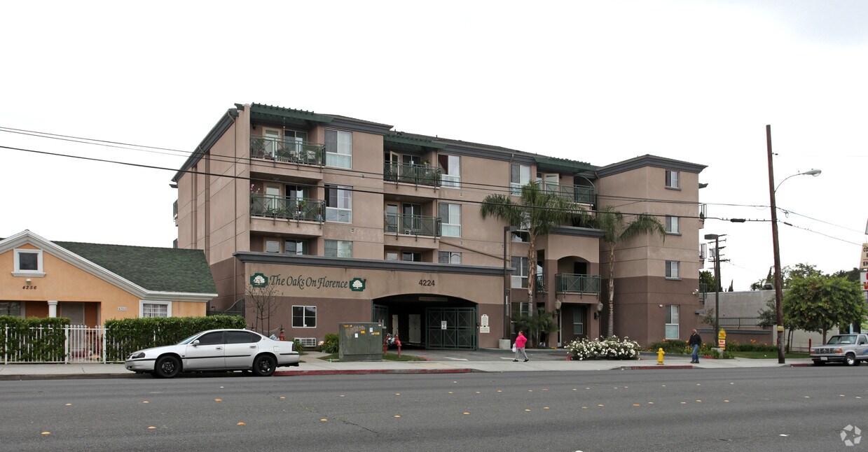 Foto principal - Oaks on Florence (55+ Senior Community)