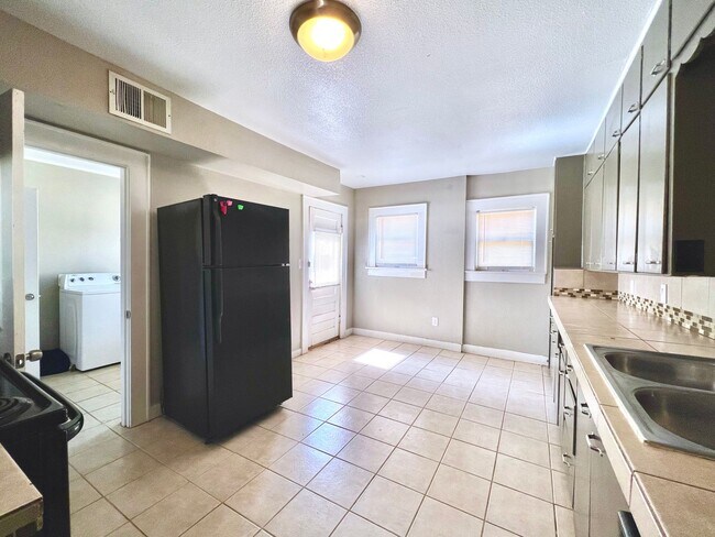 Foto del edificio - MOVE IN SPECIAL! Gorgeous Vintage home!