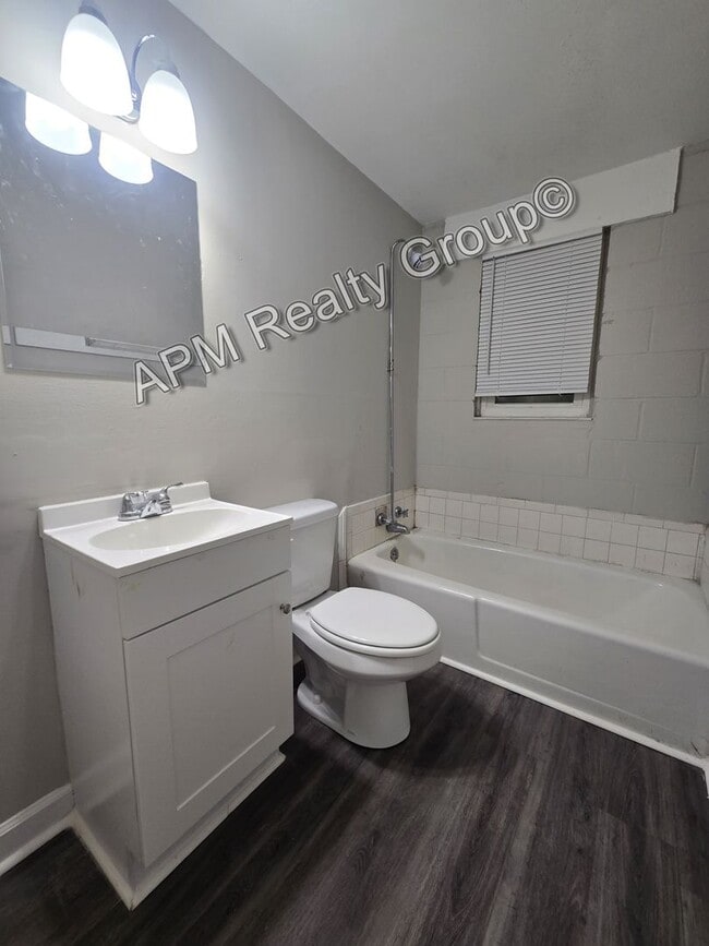 Building Photo - Renovated apartment in downtown Columbia -...