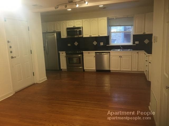 Building Photo - 2BR 1BTH - MASSIVE BEDROOMS - IN UNIT LAUNDRY