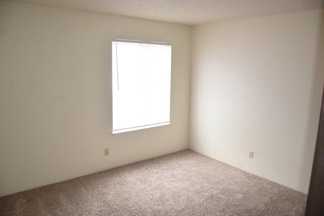 Building Photo - Ground Floor Condo At Carson Park!