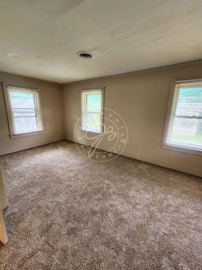 Foto del edificio - Spacious 3-Bedroom Home with Bonus Room and 1.5 Baths