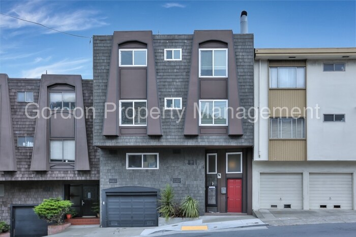 Primary Photo - 821 Burnett Ave