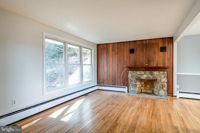 Building Photo - 1816 VALLEY Rd