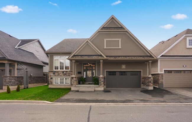 Photo du bâtiment - Modern Riverside Living in a Spacious Bung...