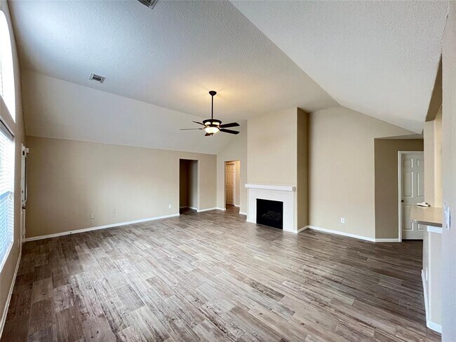 Foto del edificio - 15430 Fir Woods Ln