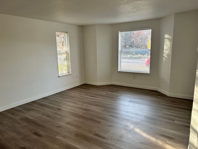 Building Photo - Large 2 Bed Duplex with Walk In Closets/Pr...