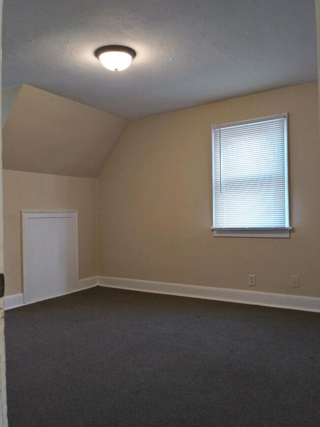 Foto del edificio - 3 Bedroom House, 1 Bed Downstairs, 2 Bed a...