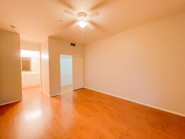 Foto del edificio - 2 Bed 2 Bath Condo with Balcony in Tustin Ranch
