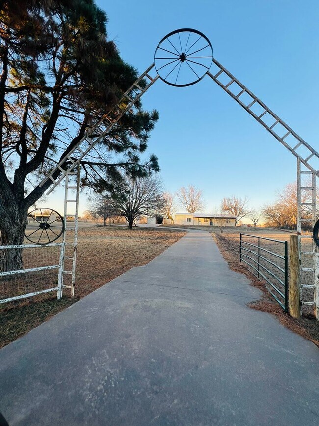 Building Photo - Charming 2-bedroom, 2-bath rental home located in Lexington on 2.28 acres