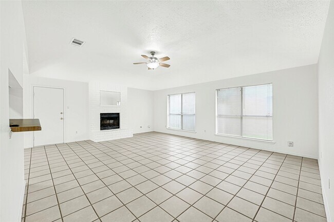 Building Photo - 2335 Bisontine St