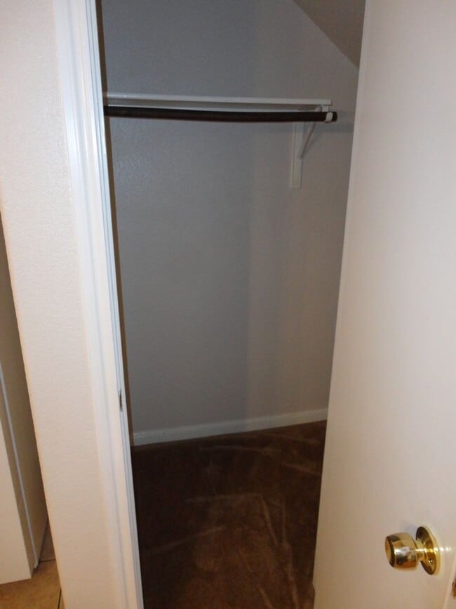 Building Photo - Nice 4 bedroom house close to down town!