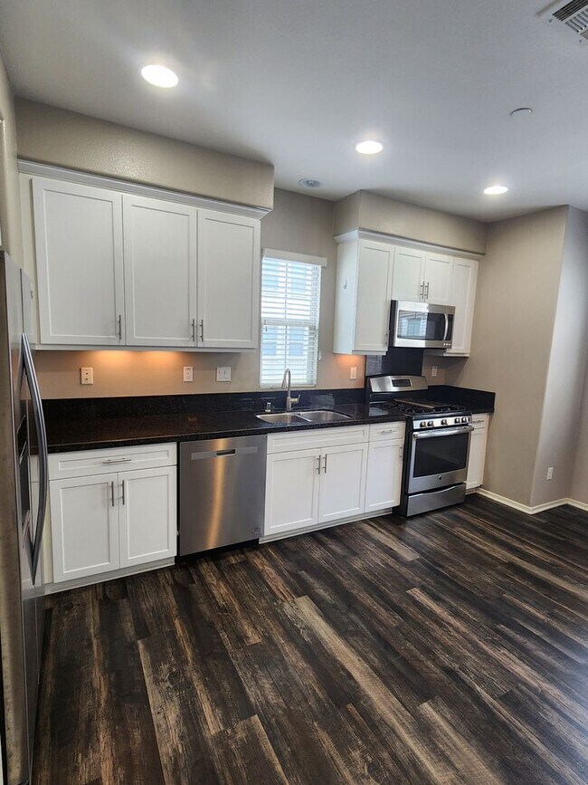 Foto del edificio - Gorgeous two bedroom home with 2.5 bathroo...