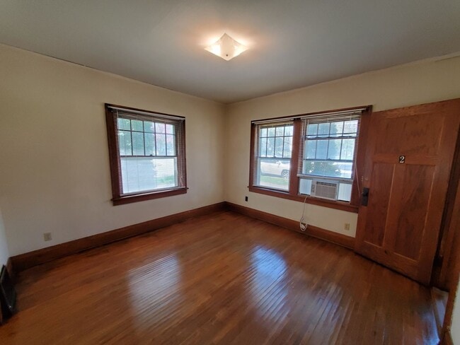 Building Photo - 524 W Seerley Blvd