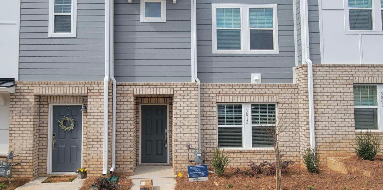 Foto principal - Room in Townhome on Memorial Pkwy