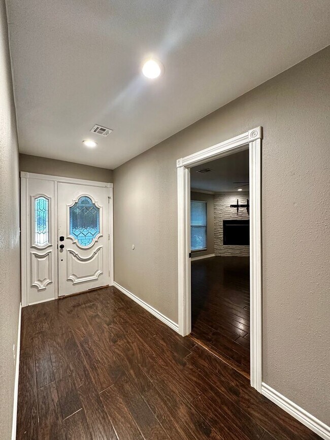Building Photo - Lawn Care & WiFi Included