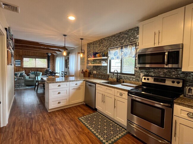 Building Photo - 142 Bungalow Ln