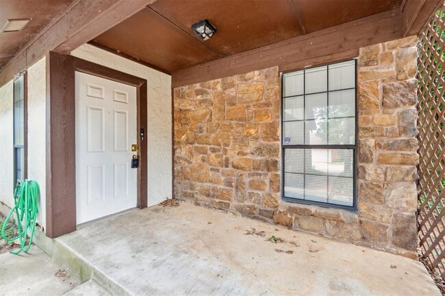 Building Photo - 727 Rockridge Cir