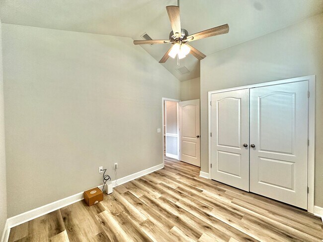Foto del edificio - Modern Comfort in Fletcher Oaks – 3BR/2BA Home with Natural Light & Serene Views