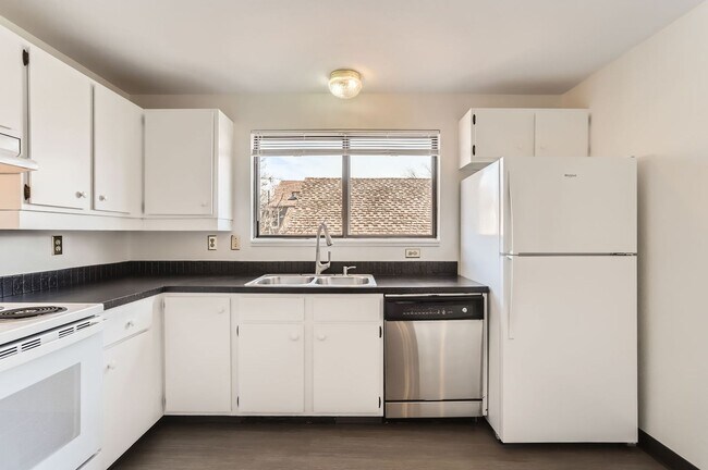 Building Photo - Updated 2 BED/1 BATH Boulder Condo in Shanahan Ridge! Available Now!