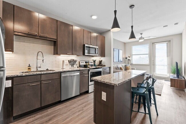 Foto del edificio - 6107 E Riverside Dr