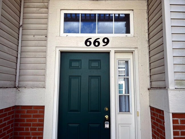 Foto del edificio - 669 S Rosehall Ln