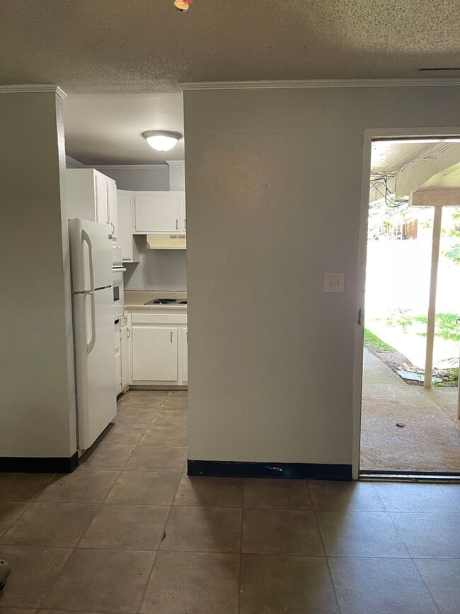 Building Photo - 2BR/1BA - Duplex located off of South Mill...
