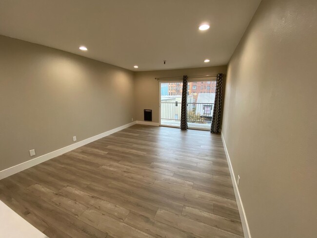 Building Photo - 1 Bed 1 Bath Condo Newly Remodeled W/ Park...