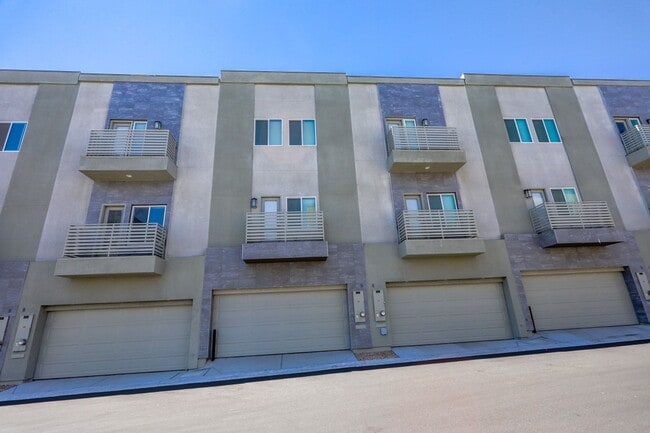 Building Photo - 3 Bed, 3 Bath Summerlin Townhome With 2 Ca...