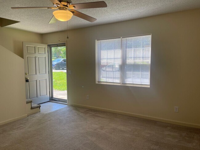 Foto del edificio - Beautiful 2-Bedroom Townhome in a Prime Location!