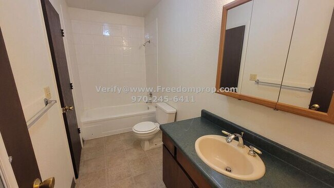 Building Photo - 834 E Cedar Ct