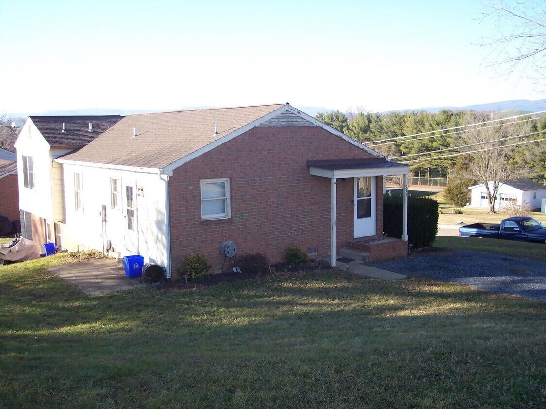 Primary Photo - 275 Summit St