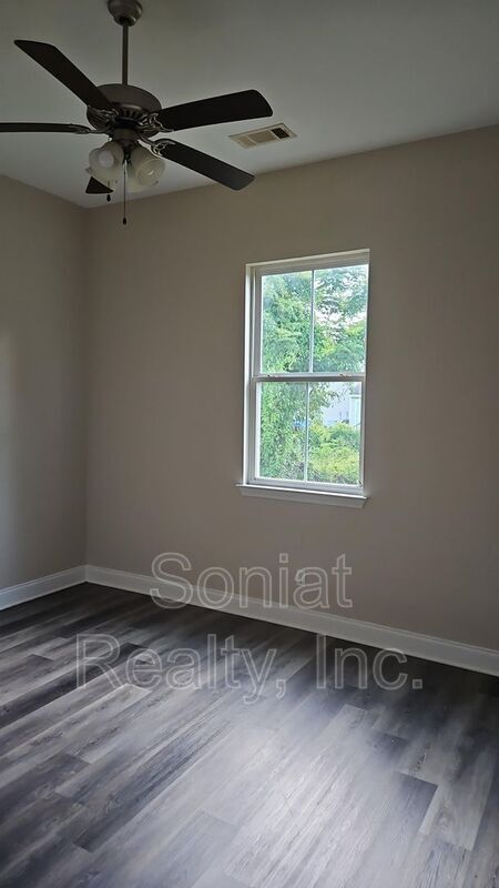 Building Photo - 4749 Eastview Dr