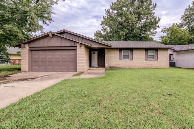 Building Photo - Beautiful 3 bedroom, 1.5 bath near downtow...
