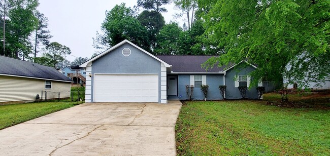 Building Photo - Stunning Home With a Newly Manicured Inter...