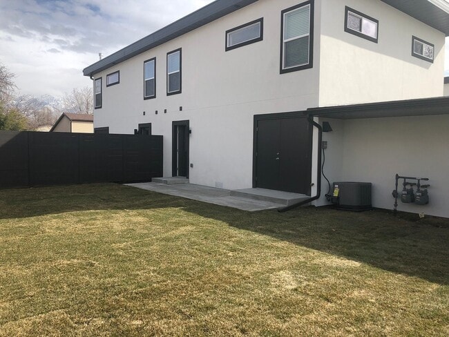 Building Photo - Stunning NEW Duplex in Murray