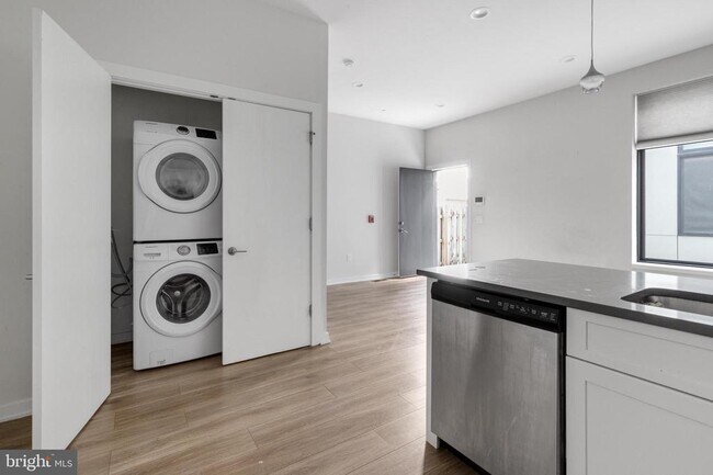 Building Photo - 381 Martin St