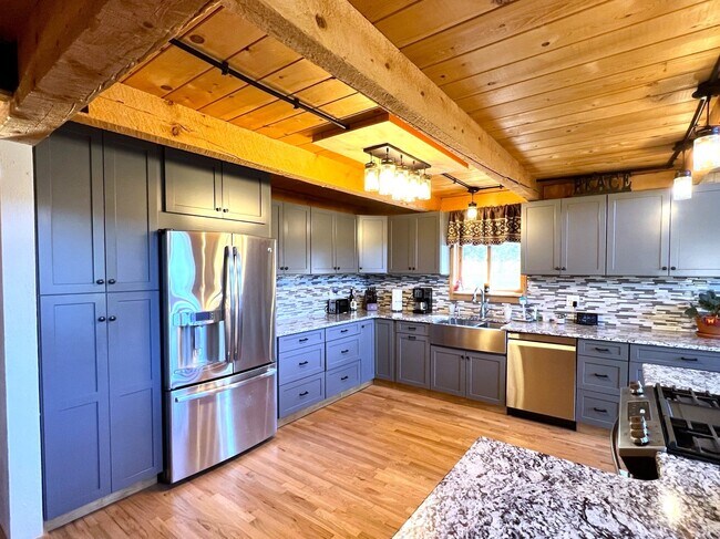 Building Photo - 621 Evergreen Rd