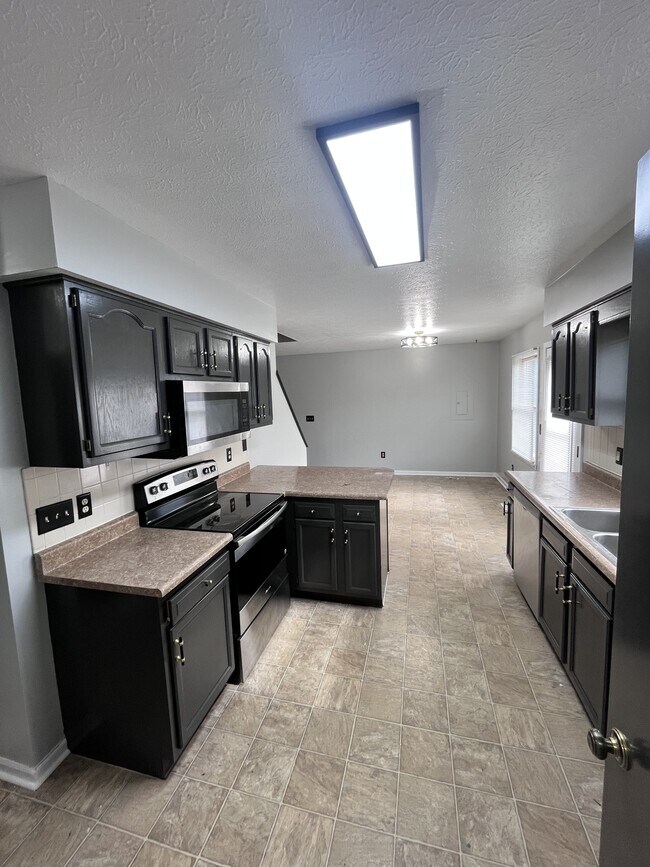 Building Photo - 213 Elas Ct