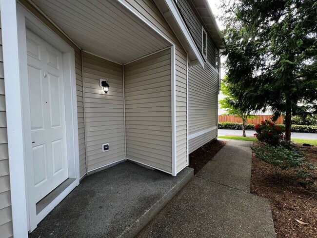 Foto del edificio - DuPont, end unit, 3 bedroom, 2.5 bath Townhome