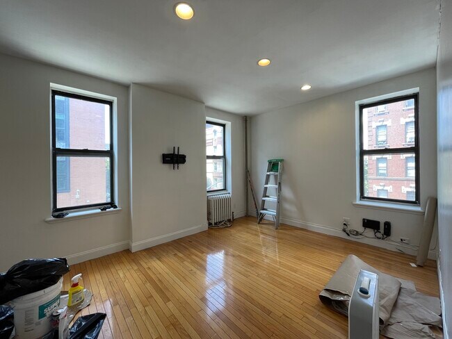 Building Photo - 1565 Lexington Ave