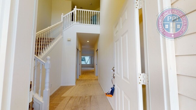 Foto del edificio - Updated Townhome with Detached Garage! Close to Shops & Restaurants