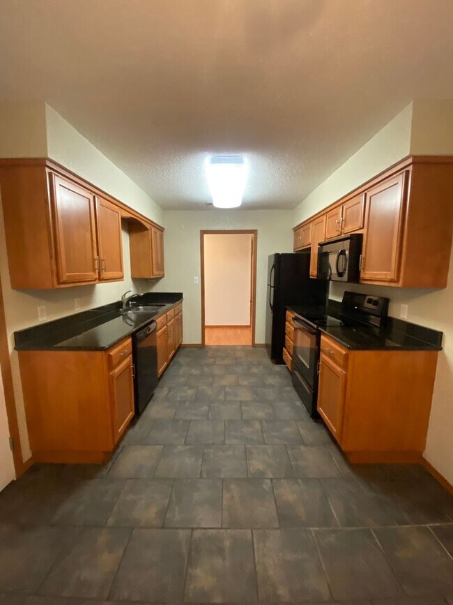 Building Photo - 3 bed 2 bath 2 car garage house