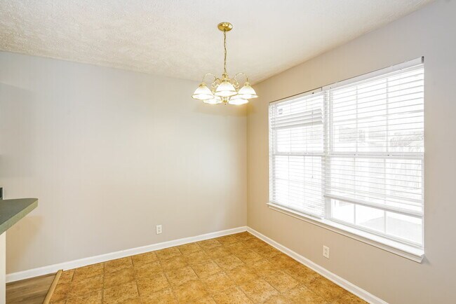 Building Photo - 1318 Eastwoods Dr